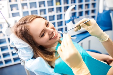 歯の治療を受ける女性画像