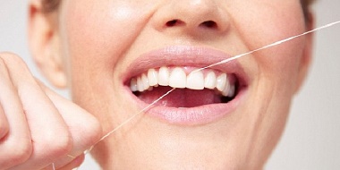 歯間ブラシとデンタルフロスは何が違うの？
