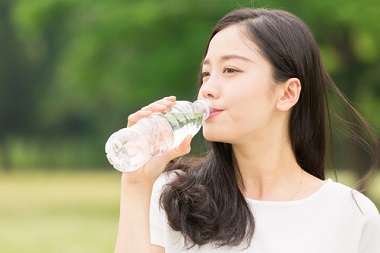 水を飲む女性画像