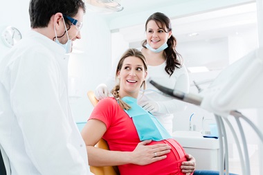 歯科検診を受ける妊婦さん画像