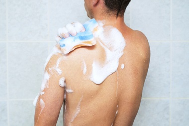 身体を洗う男性