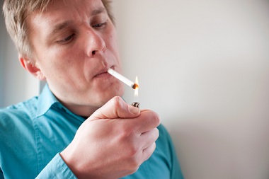 煙草を吸う男性画像